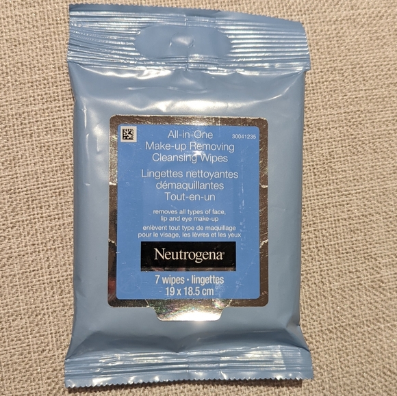 Neutrogena Make-up Wipes (set of 10 packs) - Picture 2 of 2